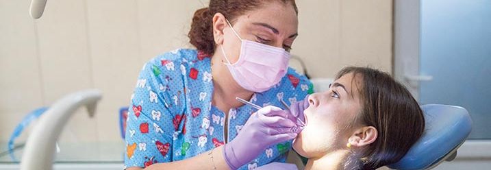 Zahnärztin behandelt Patientin 